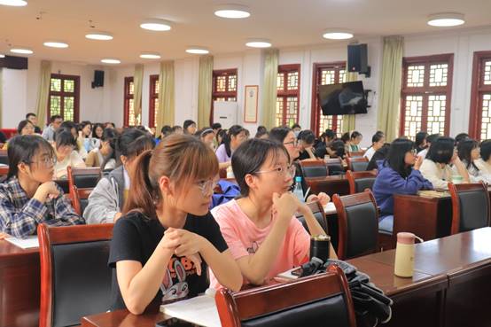 说明:E:\刘兵的办公文件\学术报告相关\2023年学术报告材料汇总\09-20230419梁占军-王本涛\“区域国别学建设的世界史视角与思路”学术讲座\照片\学生们认真听讲座.jpg